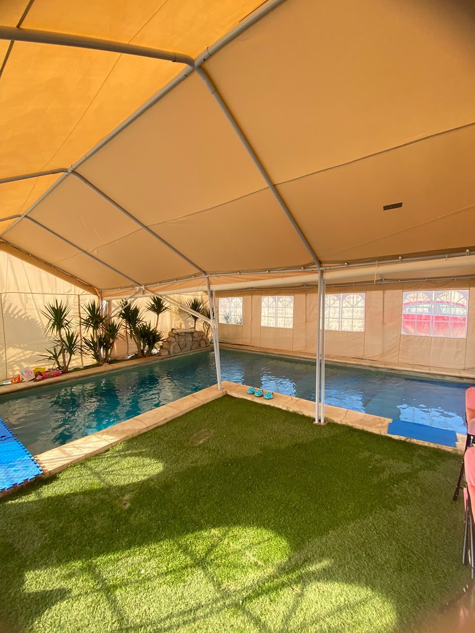Piscina techada y climatizada de Move and Safe en Chicureo